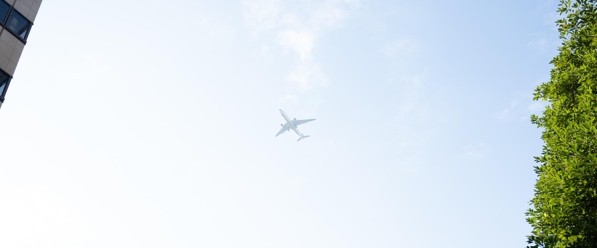ビルの間に広がる青空と飛行機