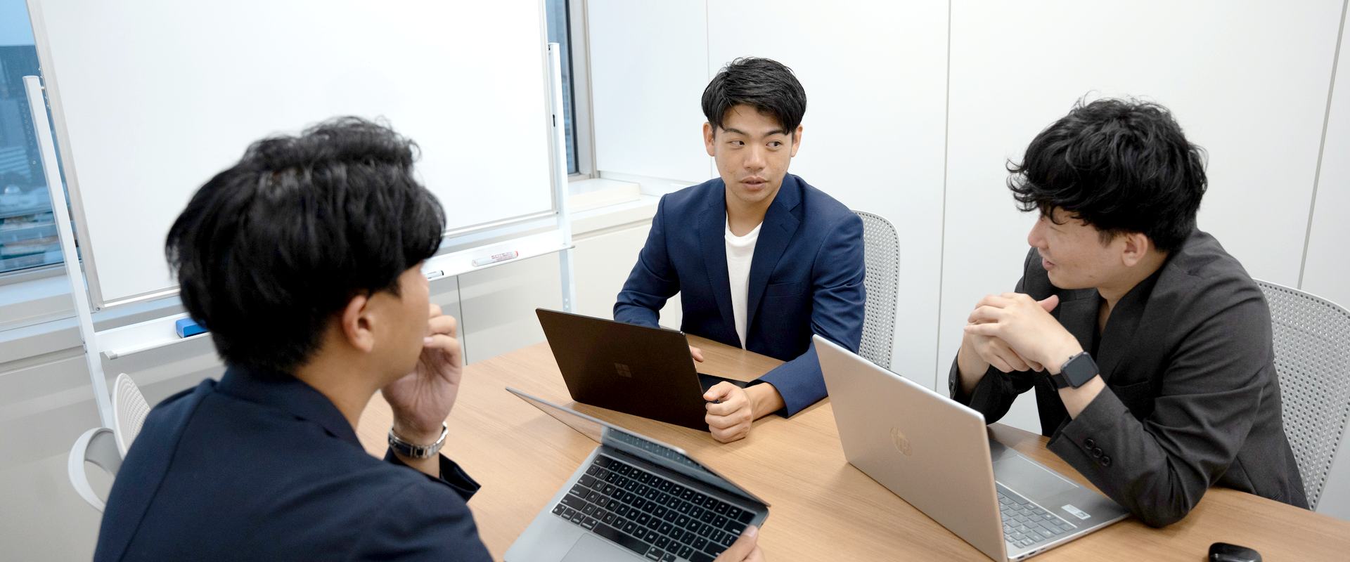 打ち合わせをするメンバー