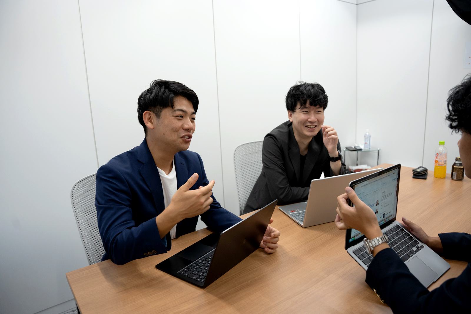笑顔で打ち合わせをするメンバー
