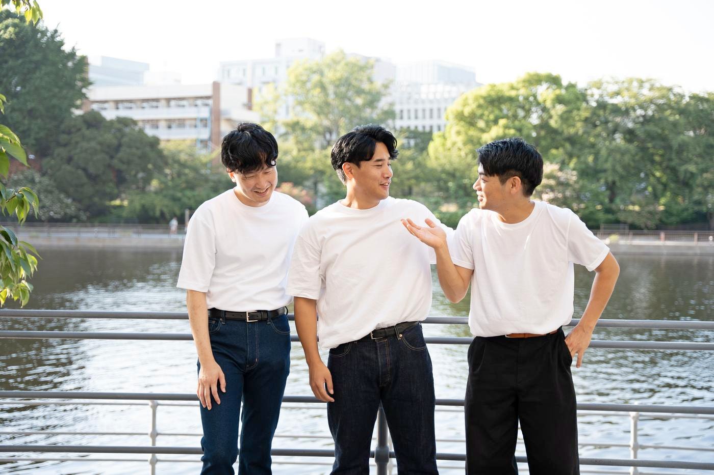 水辺で笑い合うメンバー3名
