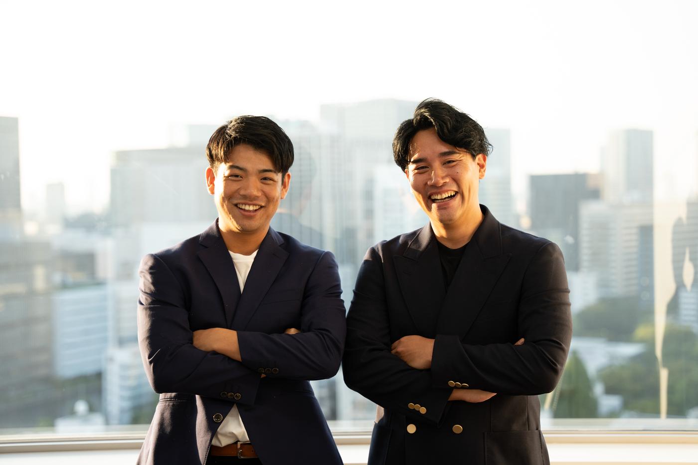 窓辺で笑顔を見せるメンバー2名