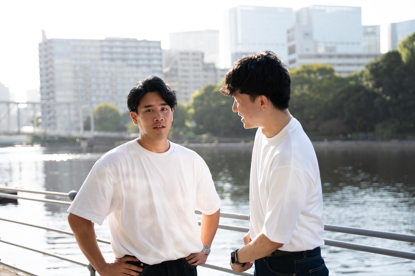 水辺で語り合うメンバー